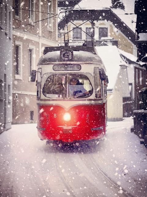 3. Zajímavé aspekty cestování tramvají v zimě - od nečekaných setkání po romantické scény