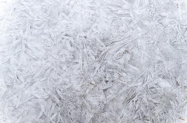 Účinné odstraňování zamrzlých oken: Teplá voda, sklená látka a potřebné postupy pro snadné odlupování ledu