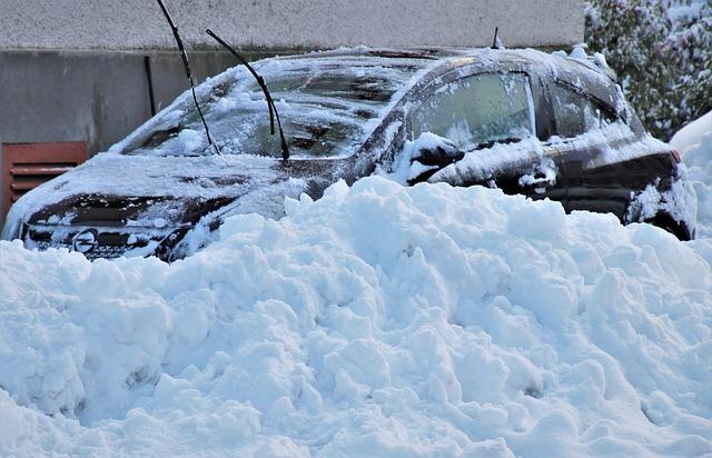 Prevence úrazů při zimní údržbě auta se sněhovou frézou