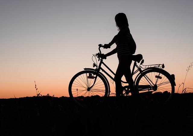 7. Bezpečnostní opatření při setmění při cyklistice na zasněžených silnicích: Revizování světelného vybavení a viditelnost