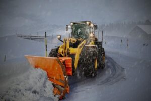 Sněhová fréza sešrotovala auto: Když technika selže v zimě 5 Sněhová fréza sešrotovala auto: Když technika selže v zimě