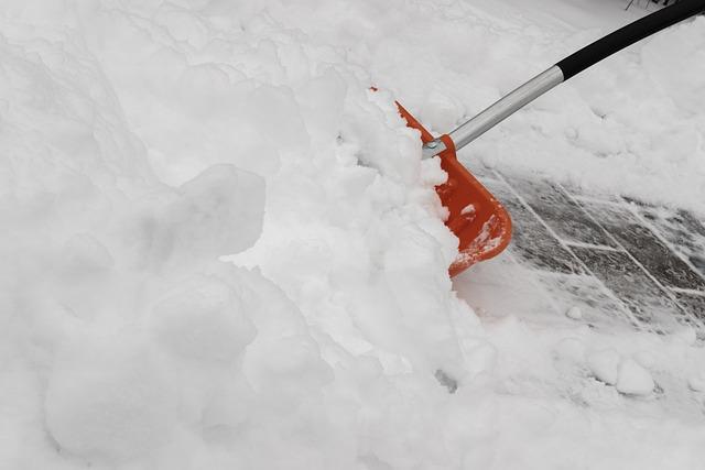 Důležité vlastnosti sněhových lopat pro automobily