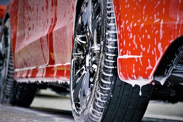 Efektivní nástroje a prostředky pro čištění sněhu z auta